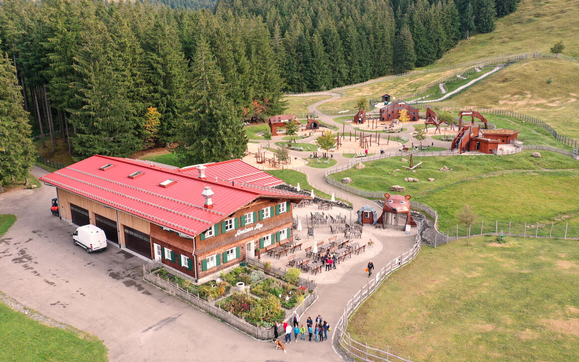 Alpsee Bergwelt Abenteuer Alpe Spielplatz Übersicht mit Gastronomie